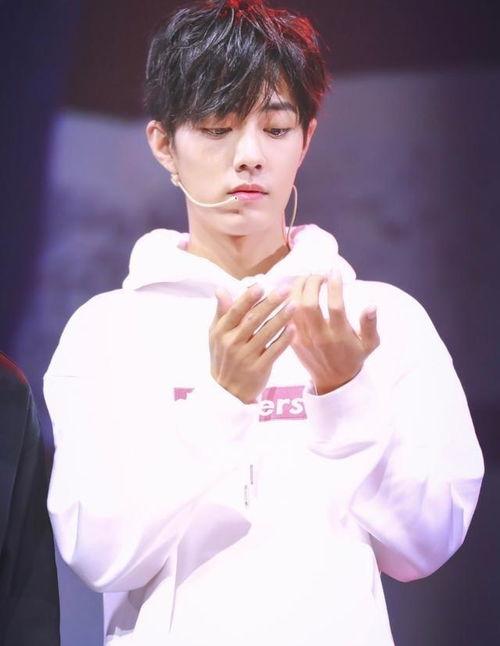 肖战最新吃瓜爆料,揭秘娱乐圈背后的惊人真相! 第1张 肖战最新吃瓜爆料,揭秘娱乐圈背后的惊人真相! 第1张